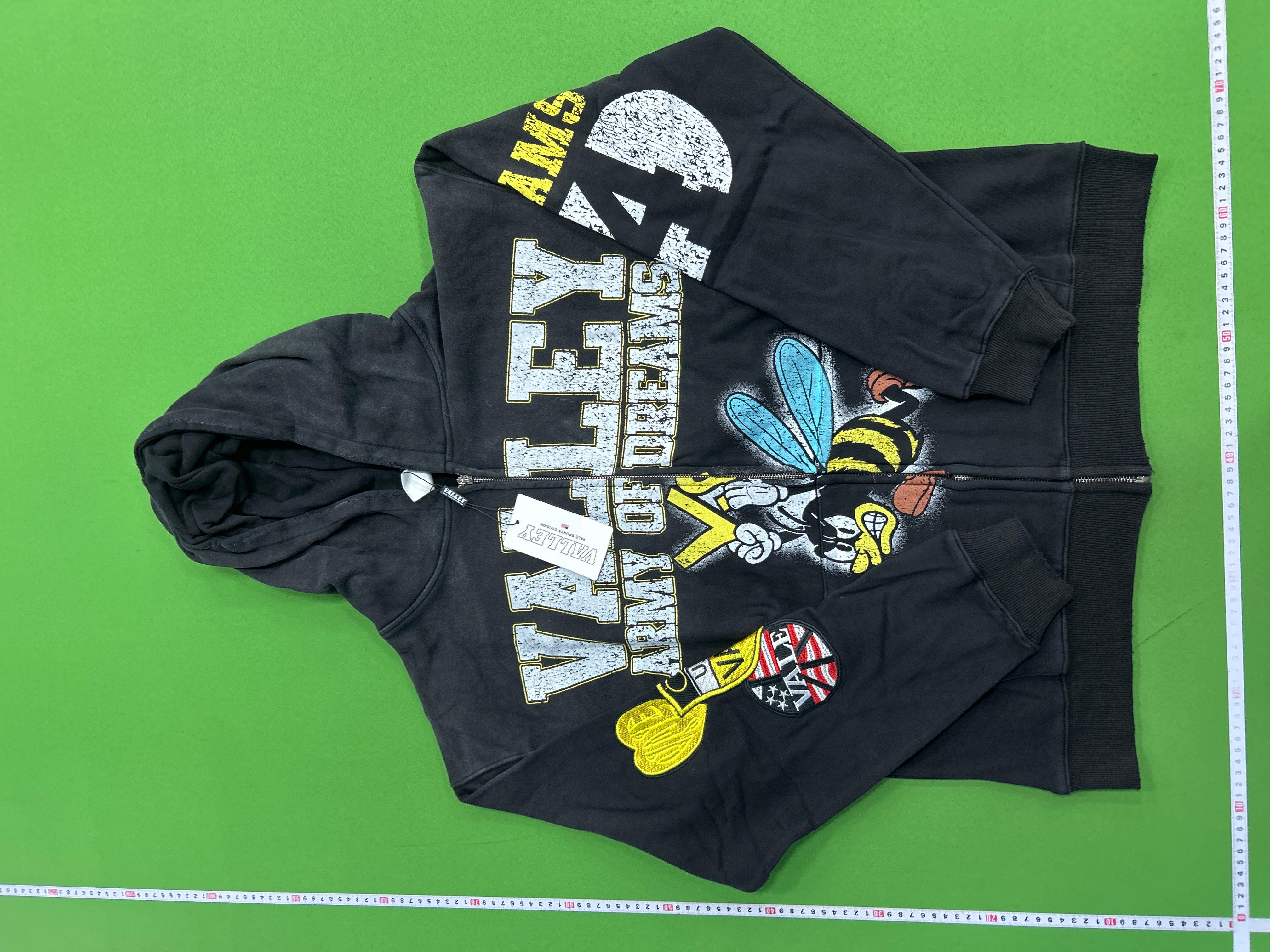Foto QC 7 de Vale Forever Valley Dreams Heraldic Shield Pullover Hoodie Washed Black