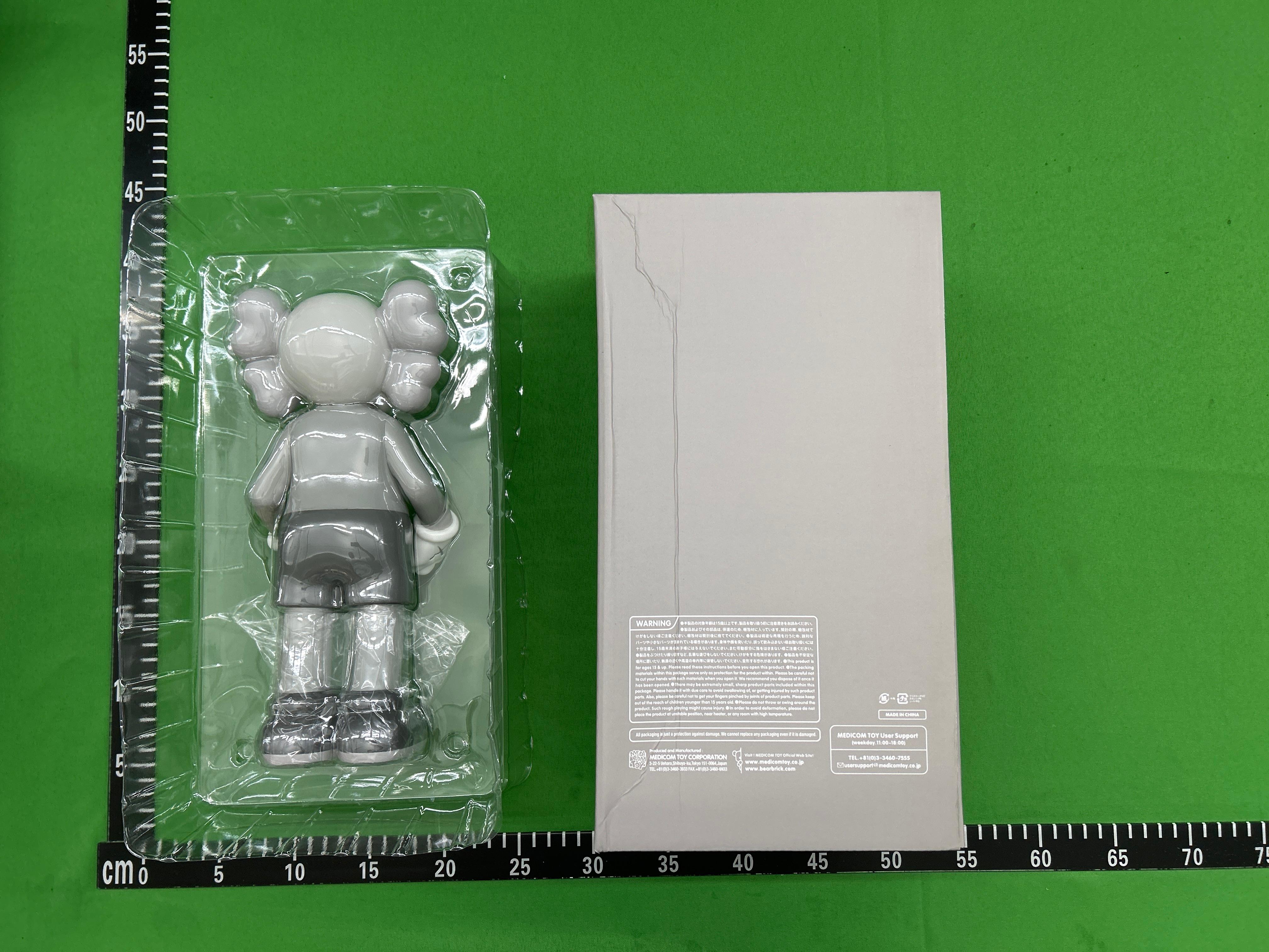 Foto QC 2 de KAWS Companion Share Grey Vinyl Figure