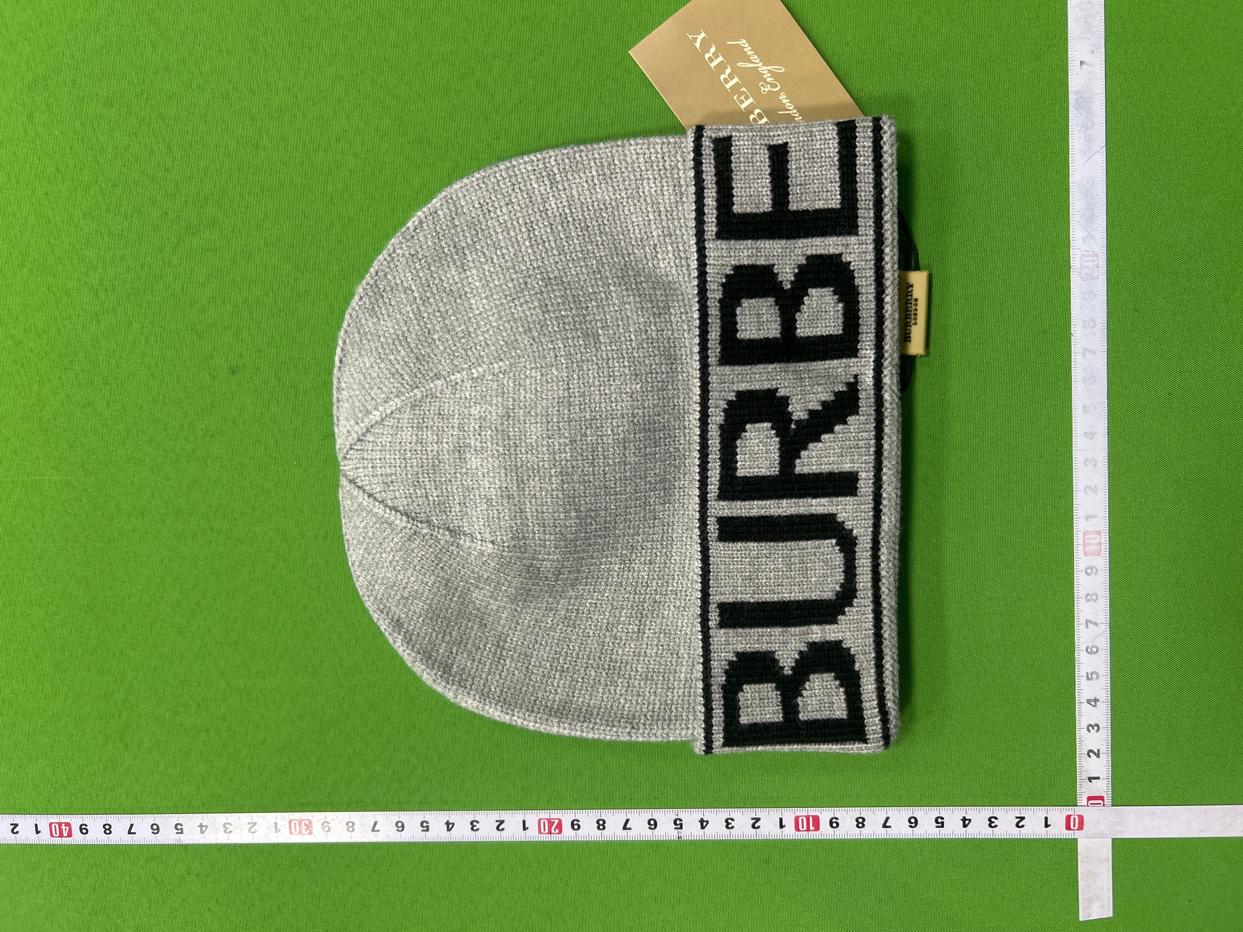 Foto QC 2 de Burberry Logo Beanie Camel