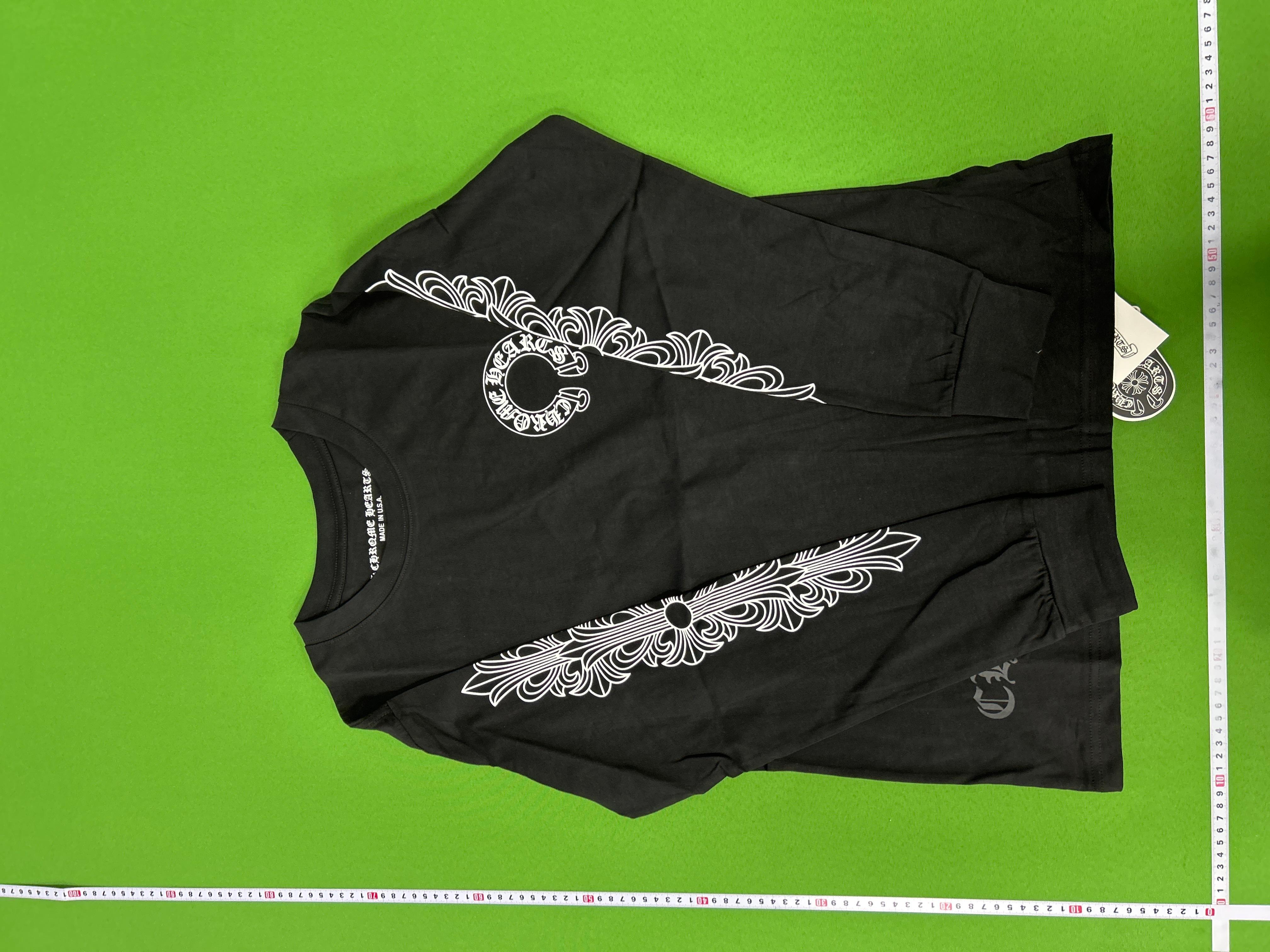Foto QC 7 de Chrome Hearts Cemetery Cross Red Horseshoe Long-Sleeve T-Shirt Black