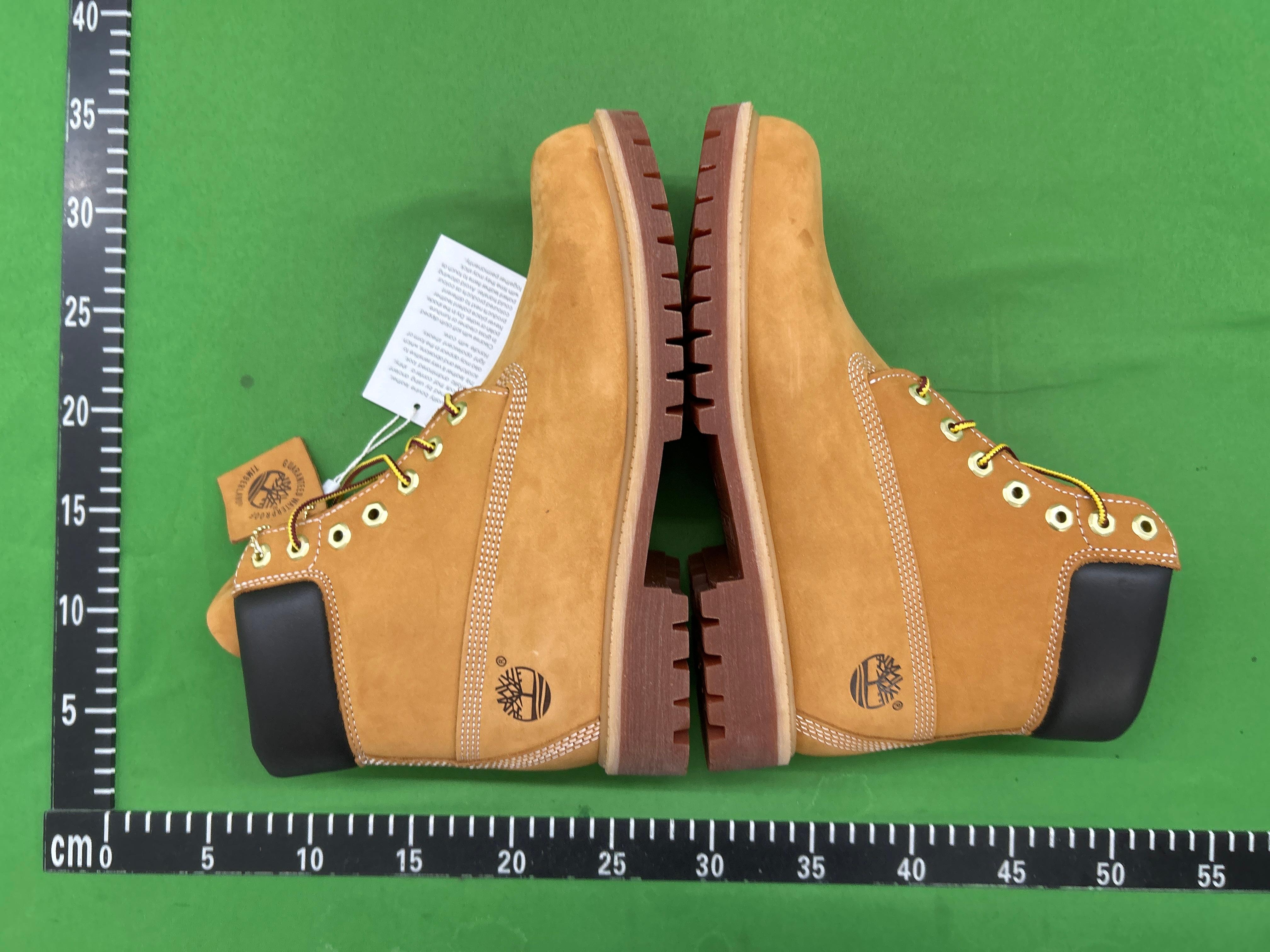 Foto QC 7 de Louis Vuitton x Timberland 6-In Ankle Boot Nubuck Black Embossed Monogram 1AD73H