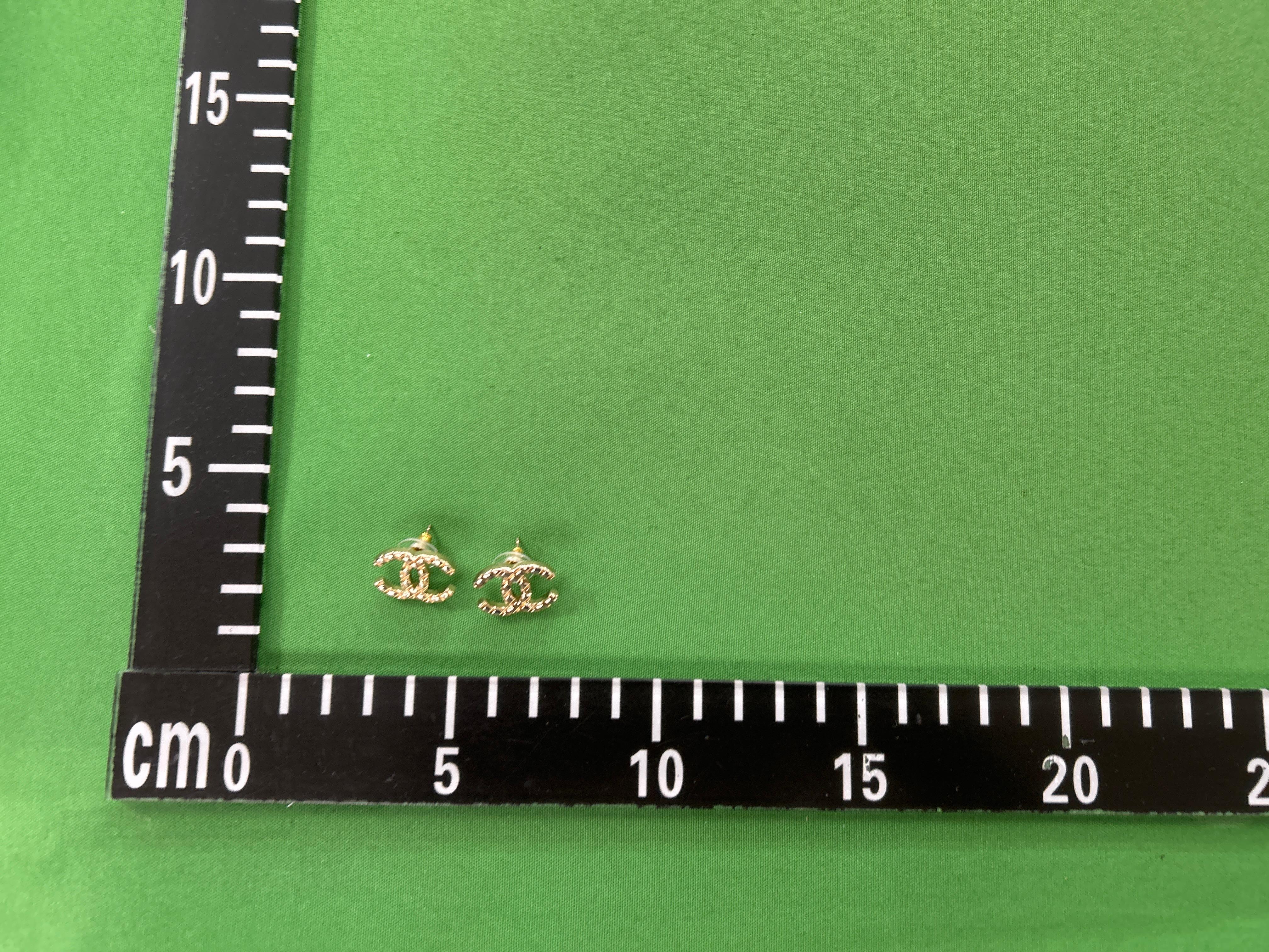 Foto QC 6 de Chanel CC Stud Earrings Metal Strass Silver