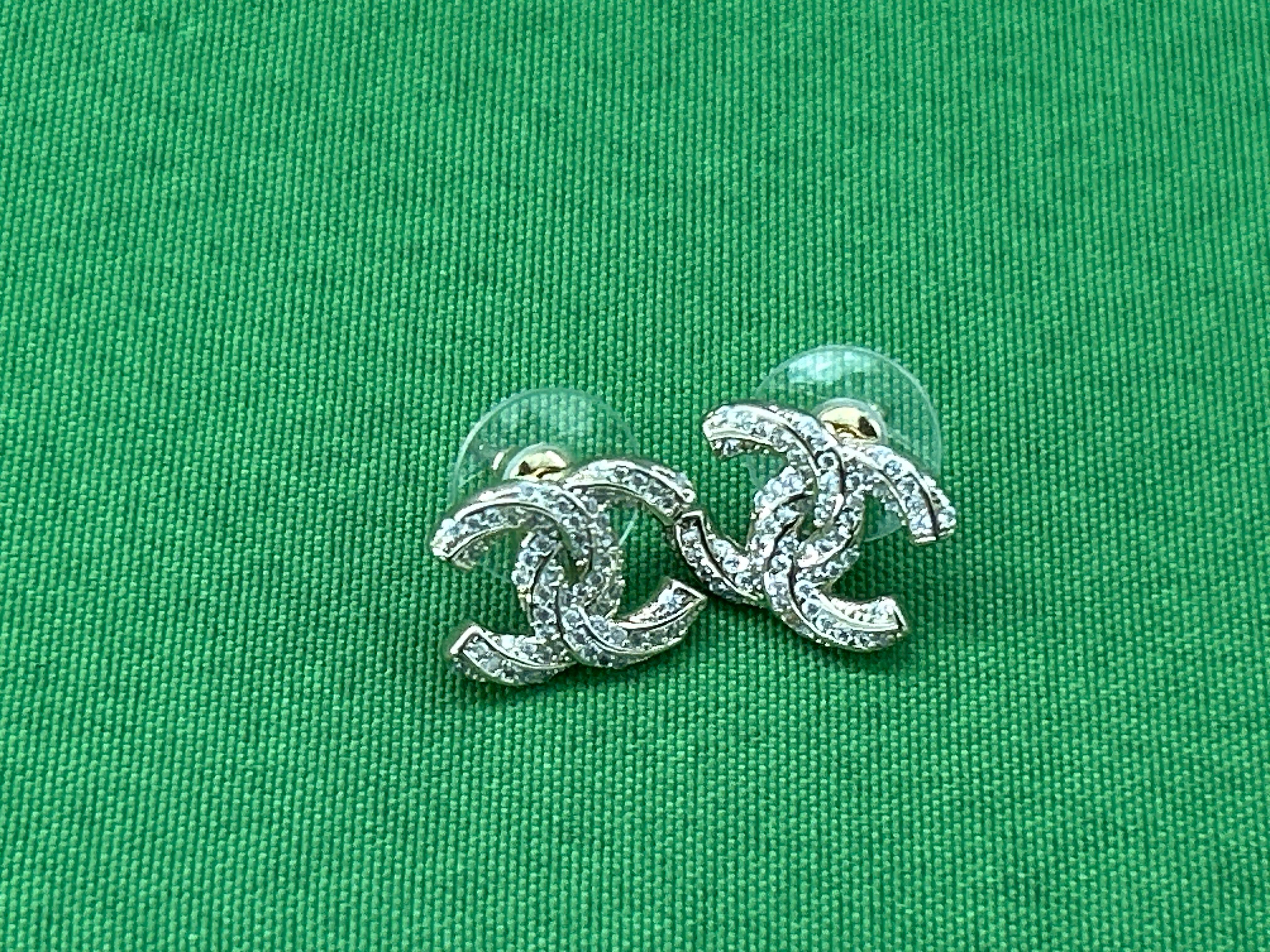 Foto QC 4 de Chanel CC Stud Earrings Metal Strass Silver