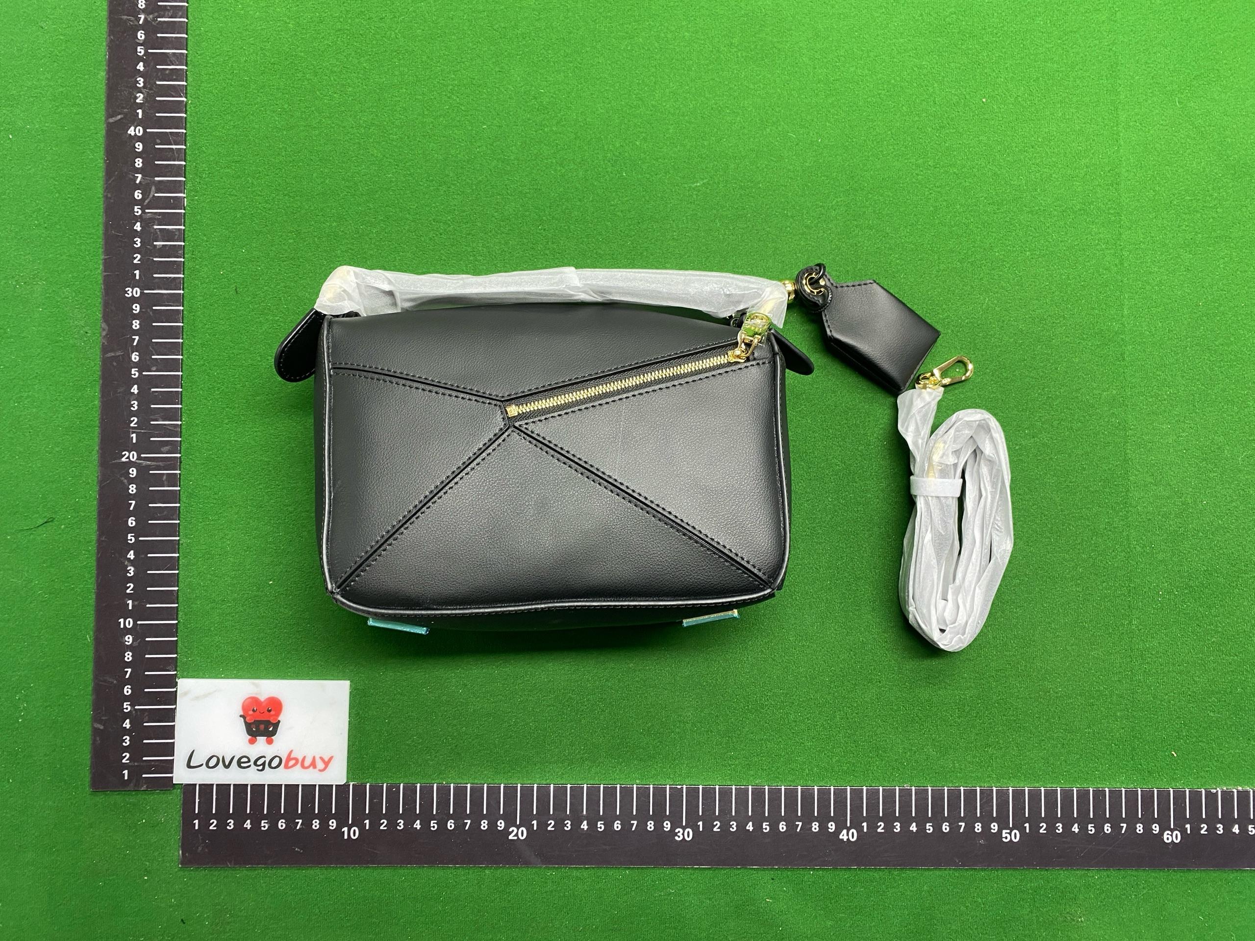 Foto QC 3 de Loewe Puzzle Edge Small Black Calfskin