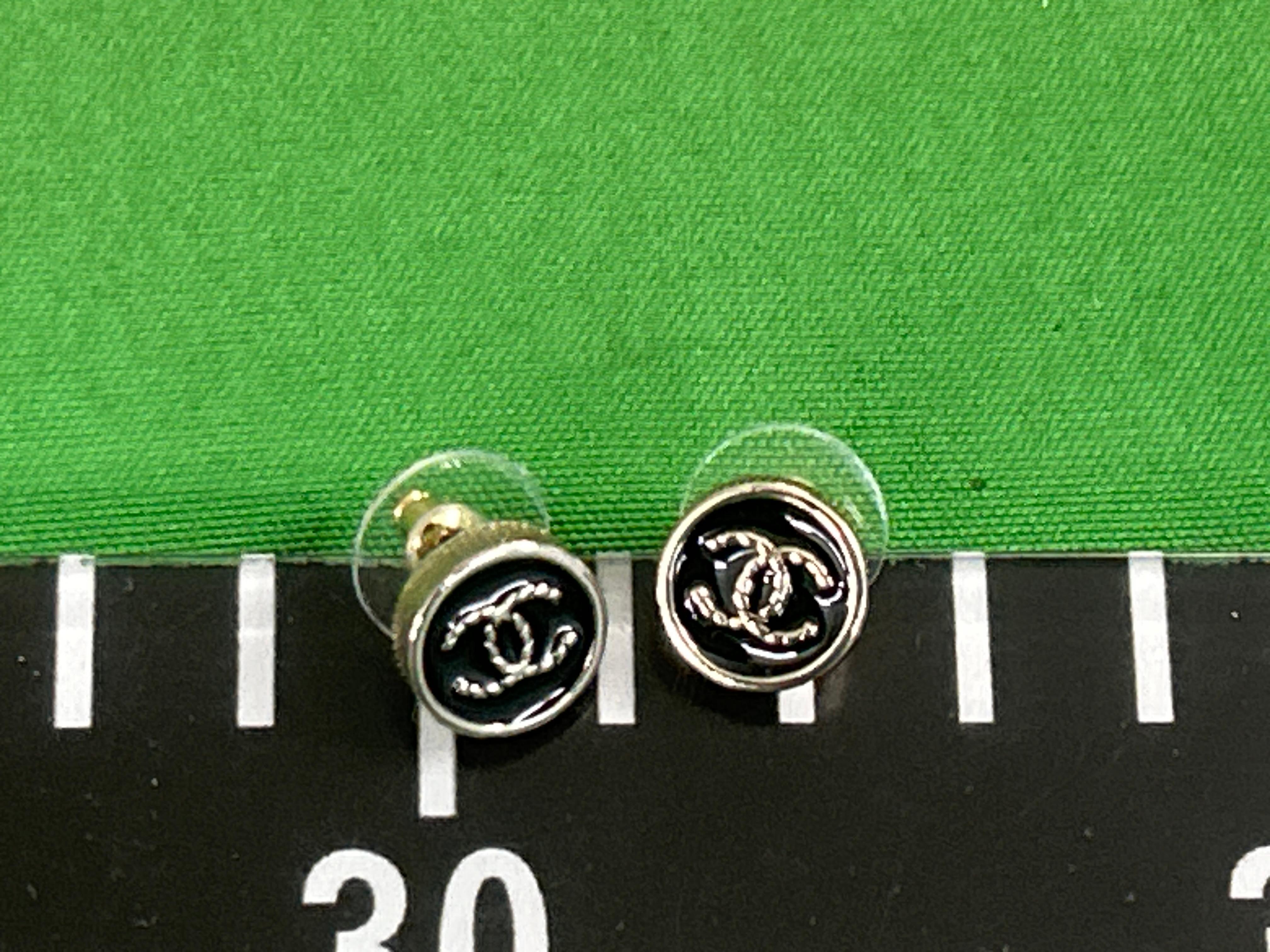 Foto QC 2 de Chanel CC Stud Earrings Metal Strass Silver