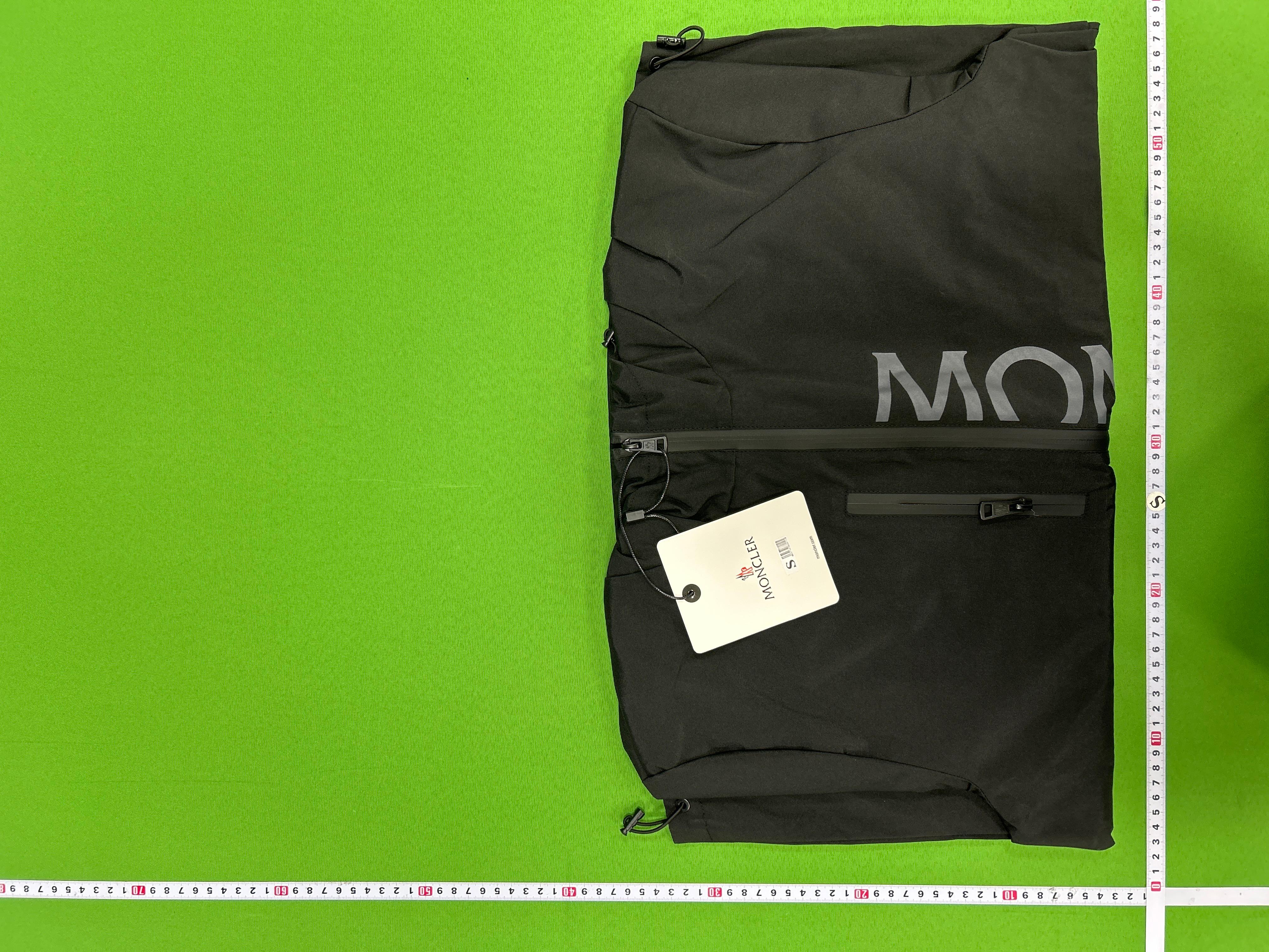 Foto QC 1 de Moncler Windbreaker Jacket Vertical Logo Grey