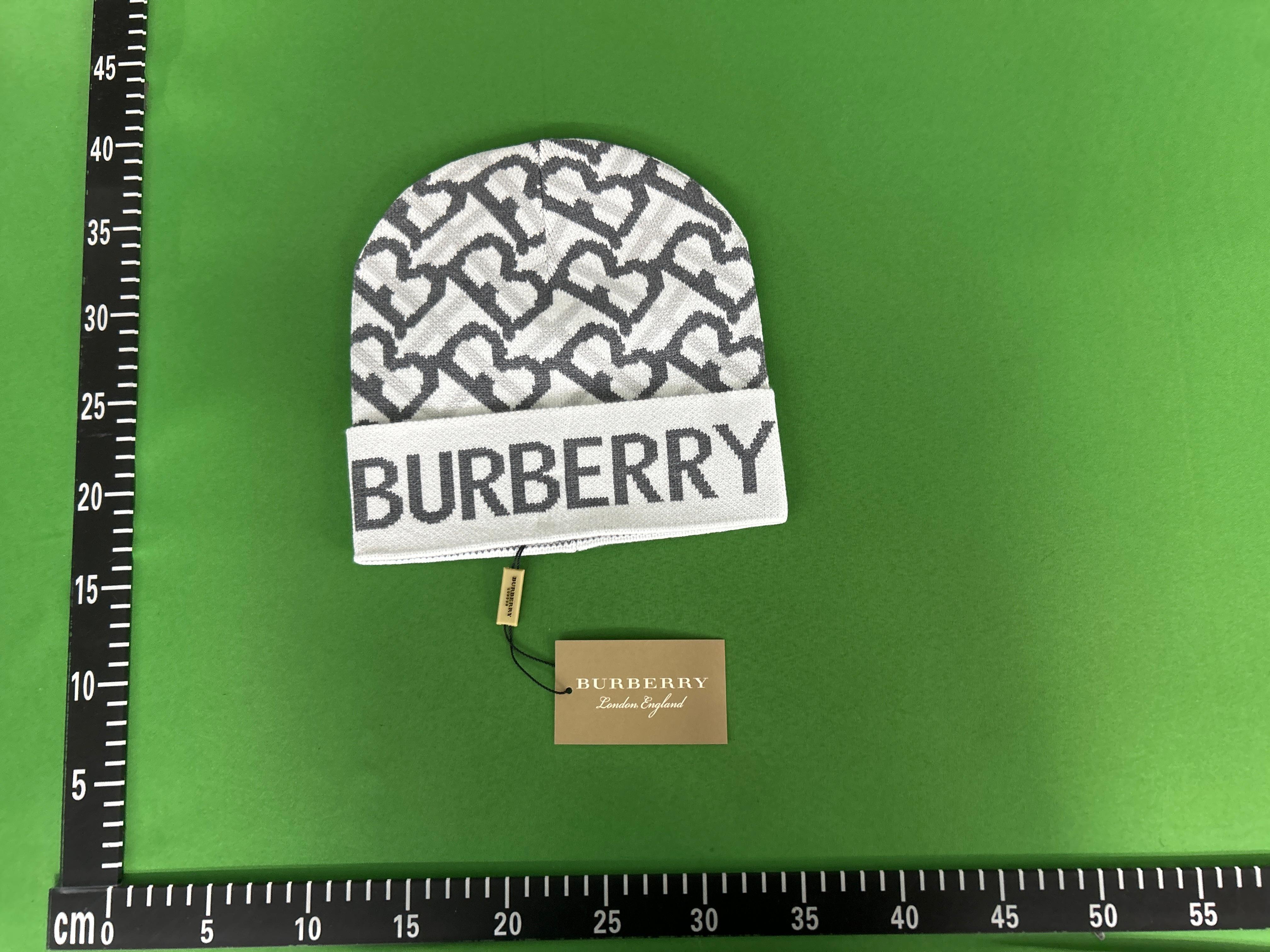 Foto QC 1 de Burberry TB Monogram Beanie Red