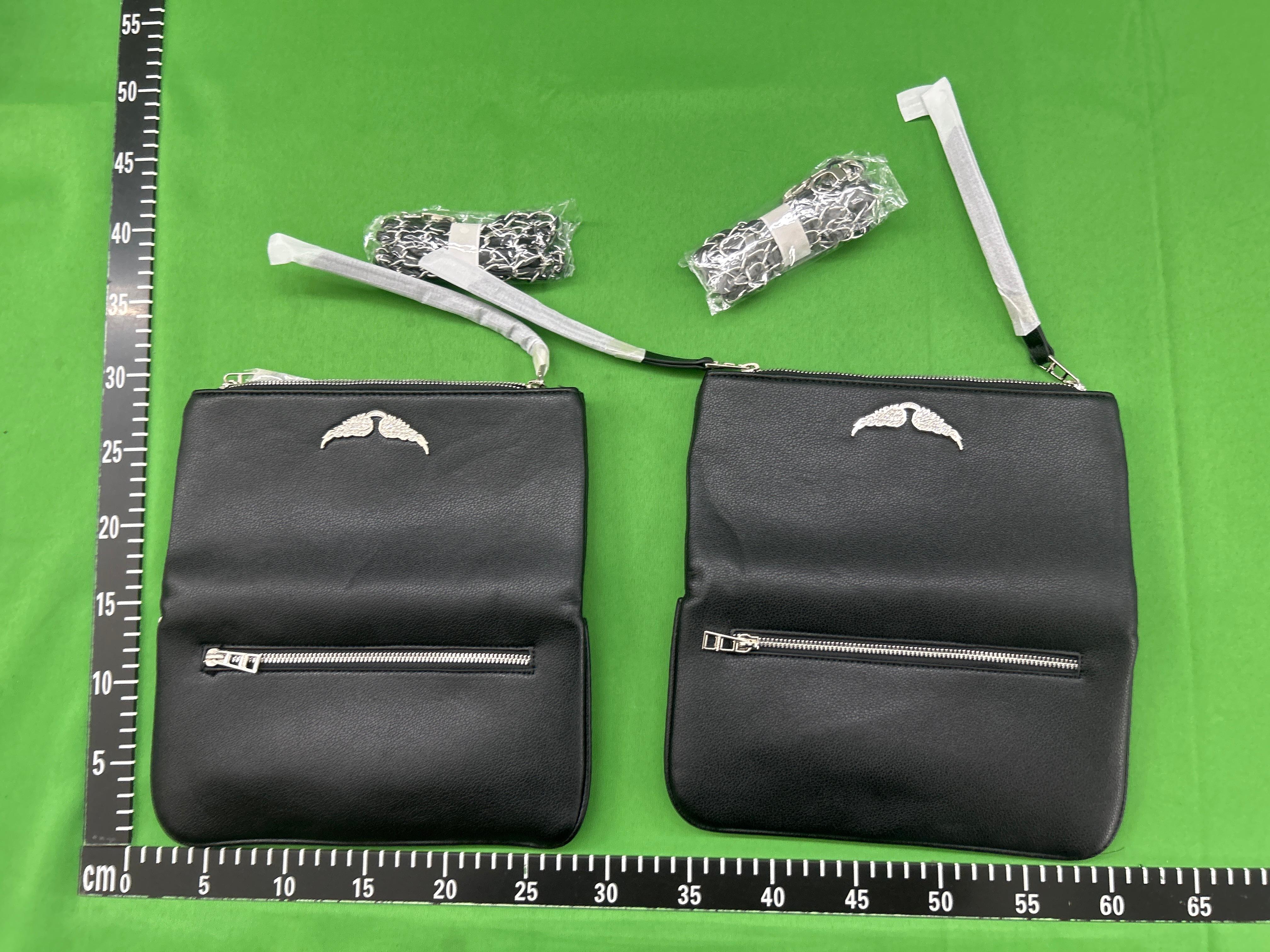 Foto QC 5 de Other Rock Envelope Crossbody Bag Black Grained Leather