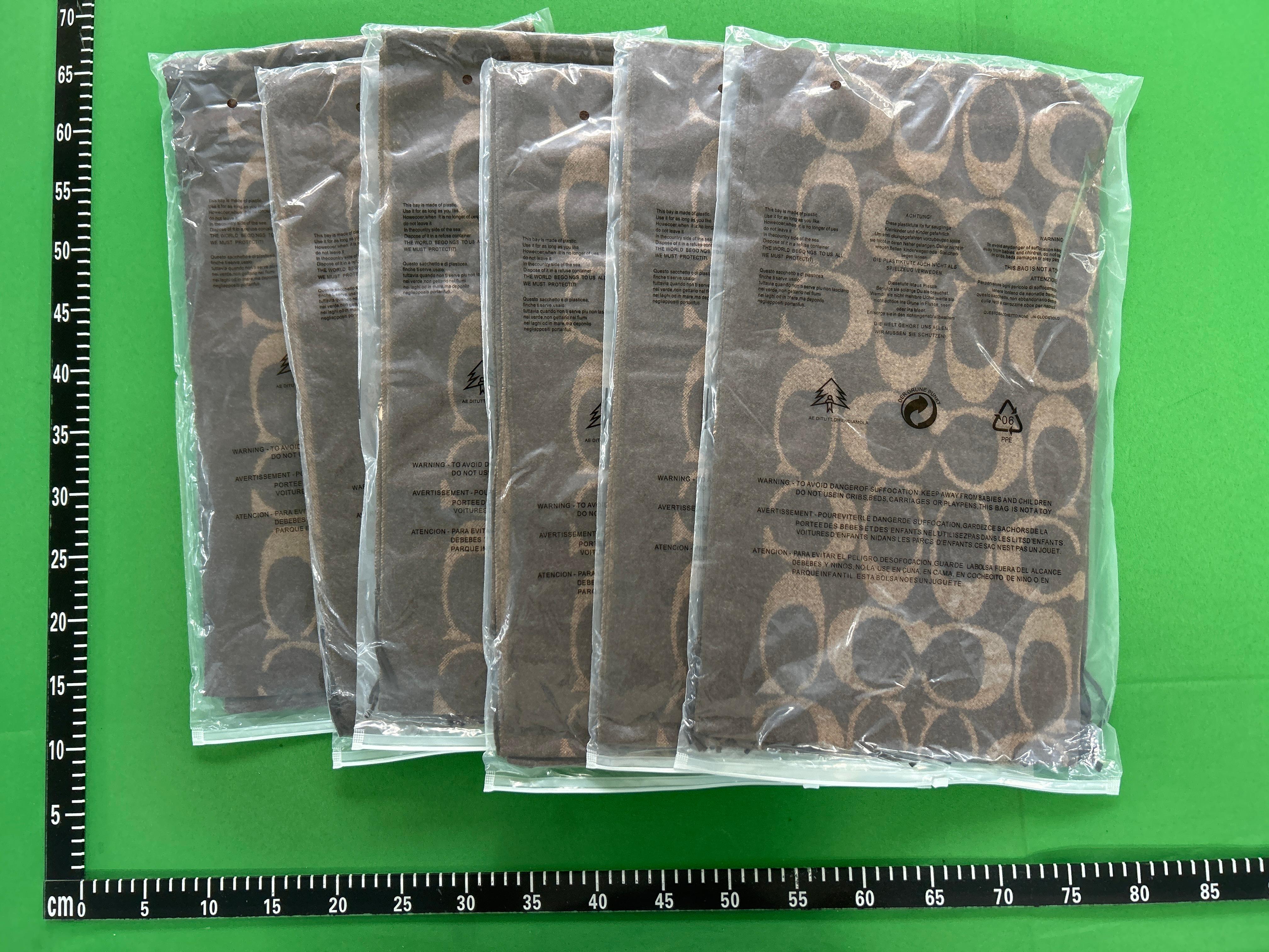 Foto QC 3 de Coach Signature Scarf Brown