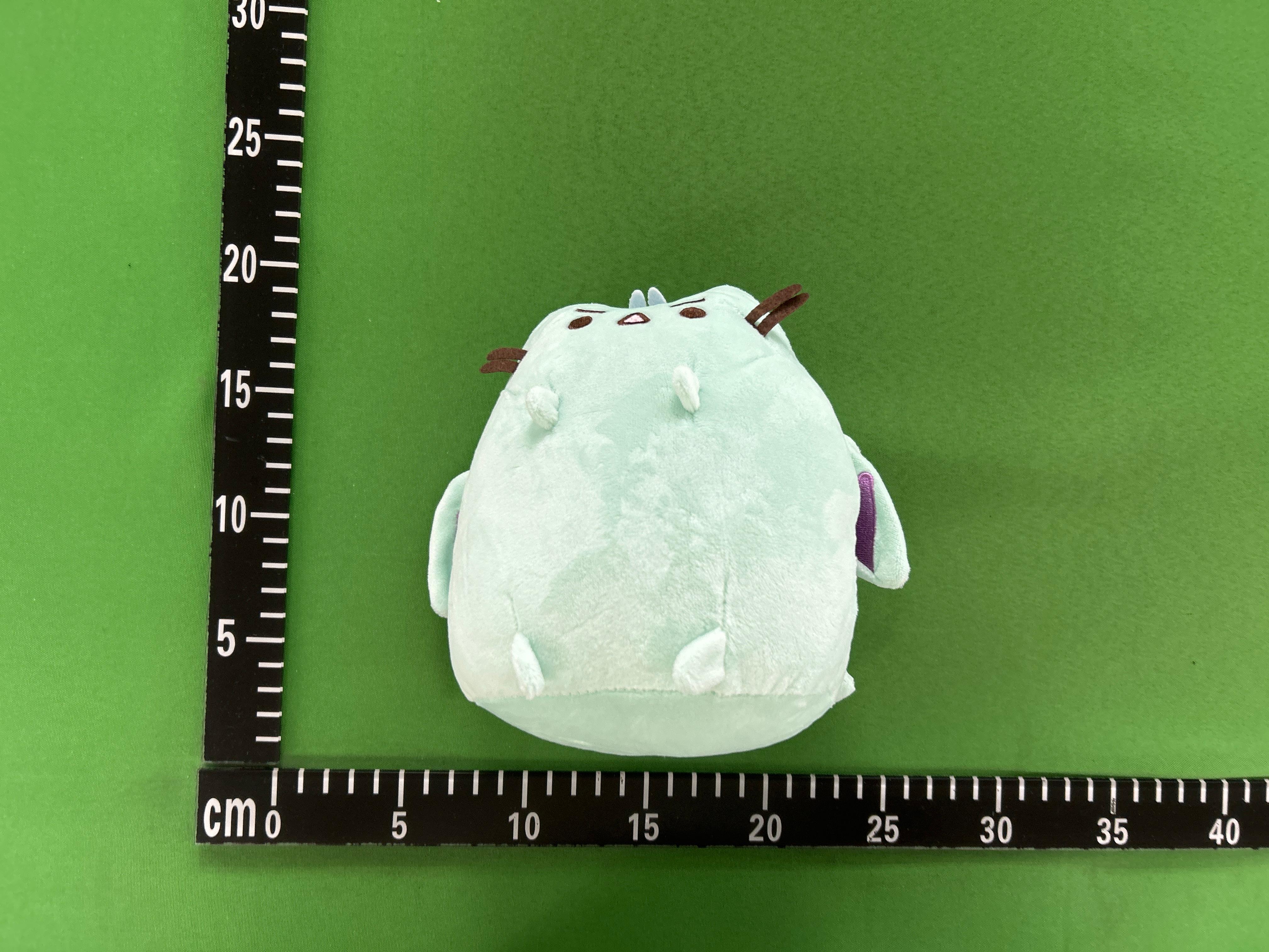 Foto QC 3 de GUND Pusheen Gamer Series Holding Controller Plush Doll