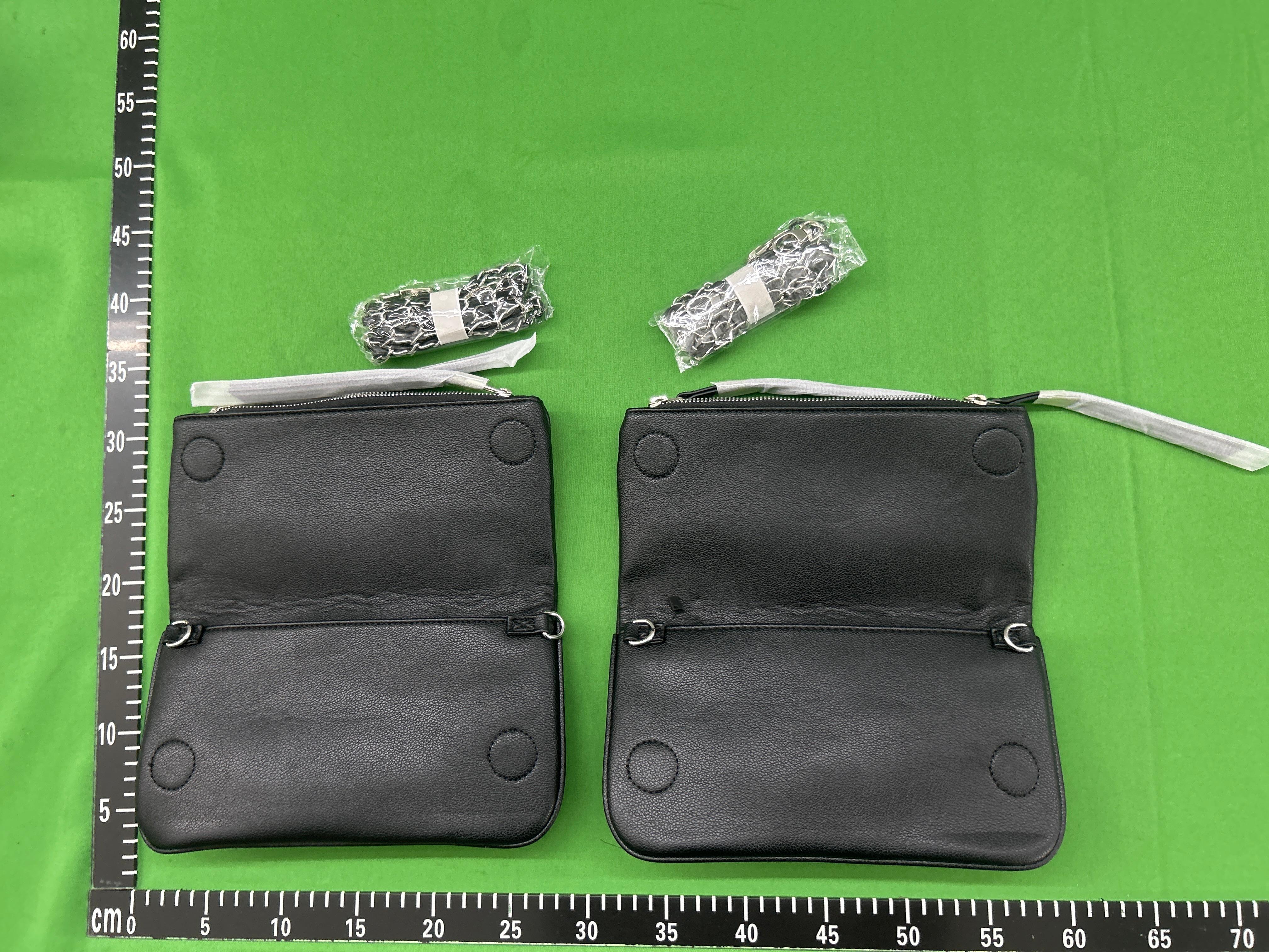 Foto QC 4 de Other Rock Envelope Crossbody Bag Black Grained Leather