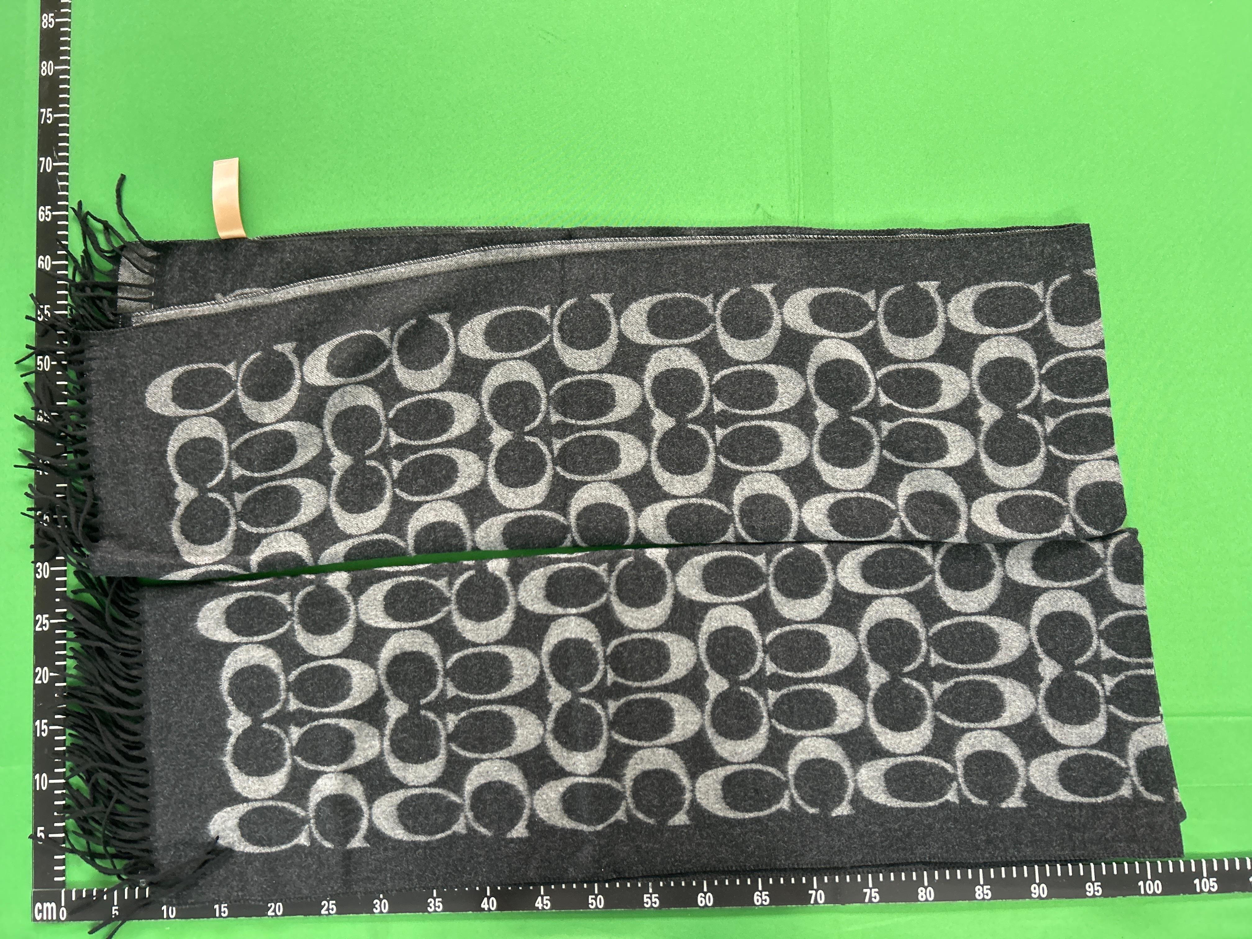 Foto QC 7 de Coach Signature Scarf Brown